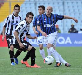 Inter's Esteban Cambiasso escapes Udines