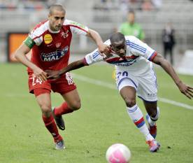 Brest's French midfielder Yoann Bigne (L