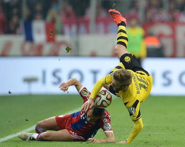 Dortmund's Polish midfielder Jakub Blaszczykowski (R) and Bayern Munich's Brazilian defender Rafinha vie for the ball during the German Cup DFB Pokal semi-final football match FC Bayern Munich v Borussia Dortmund in Munich, southern Germany, on April 28, 2015.  AFP PHOTO / CHRISTOF STACHE +++ RESTRICTIONS / EMBARGO  ACCORDING TO DFB RULES IMAGE SEQUENCES TO SIMULATE VIDEO IS NOT ALLOWED DURING MATCH TIME. MOBILE (MMS) USE IS NOT ALLOWED DURING AND FOR FURTHER TWO HOURS AFTER THE MATCH. FOR MORE INFORMATION CONTACT DFB DIRECTLY AT +49 69 67880        (Photo credit should read CHRISTOF STACHE/AFP/Getty Images)