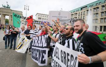 Supporters of Juventus Turin celebrate in front of the Brandenburg Gate in Berlin on June 6, 2015, ahead of the UEFA Champions League Final football match between Juventus Turin and FC Barcelona. AFP PHOTO / DPA / KAY NIETFELD +++ GERMANY OUT        (Photo credit should read KAY NIETFELD/AFP/Getty Images)