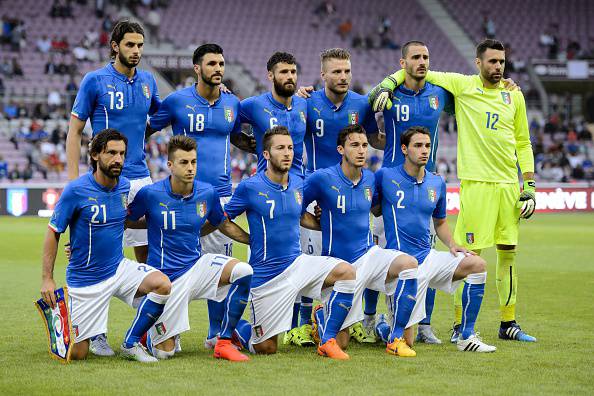Italy's squad pose prior to the friendly game Portugal against Italy on the Stade de Geneve on June 16, 2015 in Geneva.  AFP PHOTO / FABRICE COFFRINI        (Photo credit should read FABRICE COFFRINI/AFP/Getty Images)