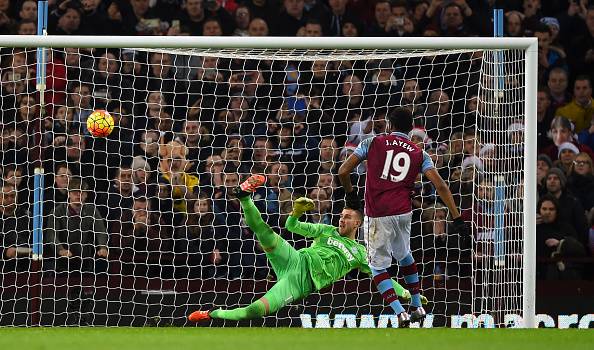 Jordan Ayew trasforma il rigore del pareggio dell'Aston Villa 