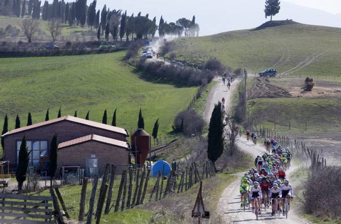Un momento della corsa ciclistica Strade Bianche da San Gimignano a Siena, 7 marzo 2015. ANSA/CLAUDIO PERI