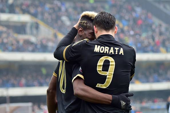 Alvaro Morata e Paul Pogba festeggiano dopo un gol della Juventus
