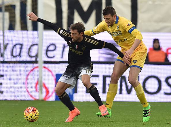 FROSINONE, ITALY - FEBRUARY 07: Claudio Marchisio of Juventus and Daniel Ciofani of Frosinone in action during the Serie A match between Frosinone Calcio and Juventus FC at Stadio Matusa on February 7, 2016 in Frosinone, Italy. (Photo by Giuseppe Bellini/Getty Images)