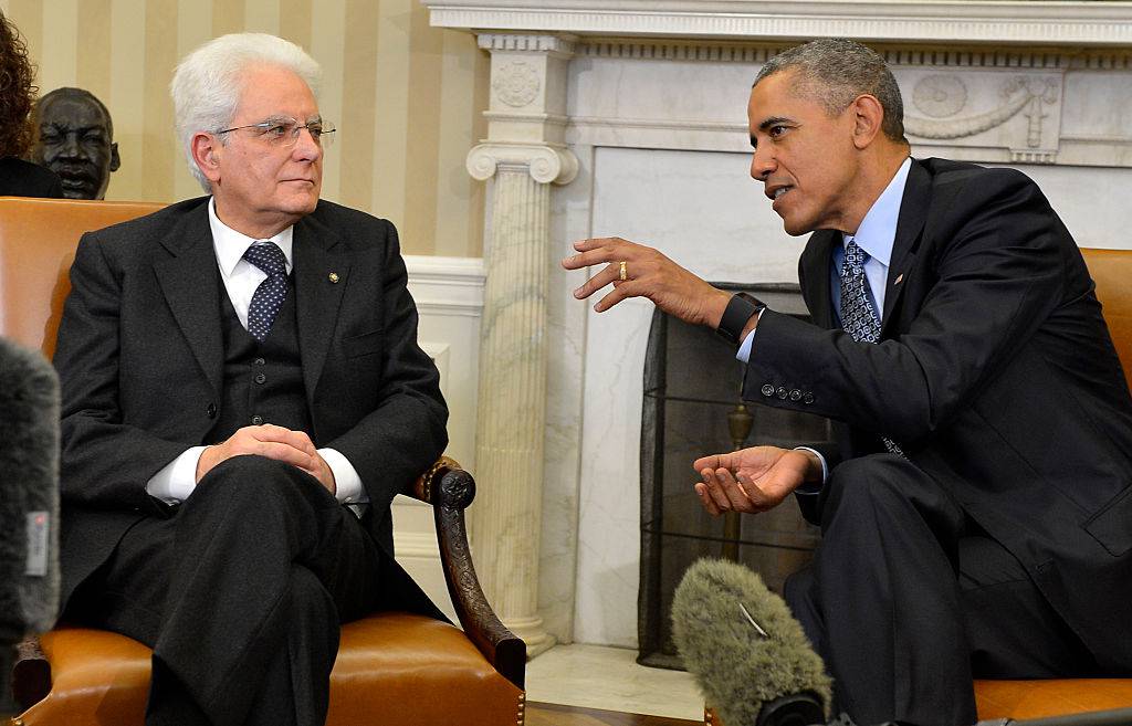 WASHINGTON, DC - FEBRUARY 8:  (AFP OUT) U.S. President Barack Obama (R) chats with Italian President Sergio Mattarella, prior to remarks to the press, after a bilateral meeting in the Oval Office of the White House, February 8, 2016 in Washington, DC. The two leaders discussed the global refugee crisis, the fight against ISIS and mutual economic issues.  (Photo by Mike Theiler-Pool/Getty Images)