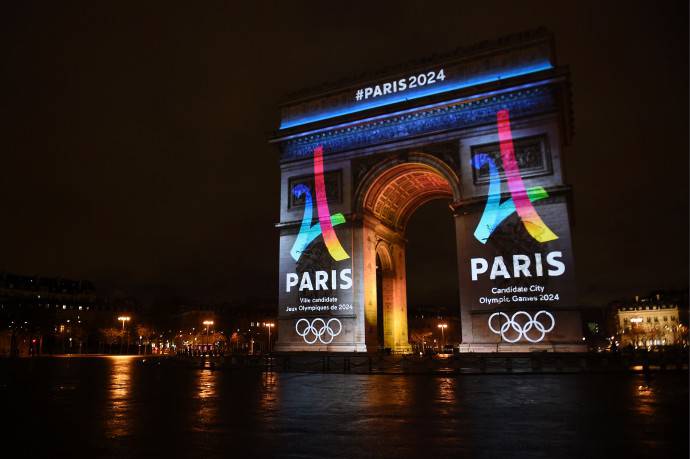 The campaign's official logo of the Paris bid to host the 2024 Olympic Games is seen on the Arc de Triomphe in Paris on February 9, 2016. AFP PHOTO / LIONEL BONAVENTURE / AFP / LIONEL BONAVENTURE (Photo credit should read LIONEL BONAVENTURE/AFP/Getty Images)