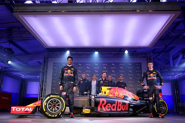 Red Bull RB12, con Daniel Ricciardo e Daniil Kvyat