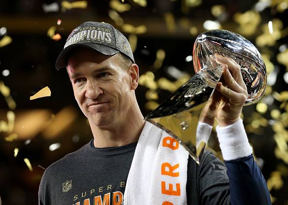 Peyton Manning dei Denver Broncos festeggia dopo aver vinto il suo secondo Superbowl NFL