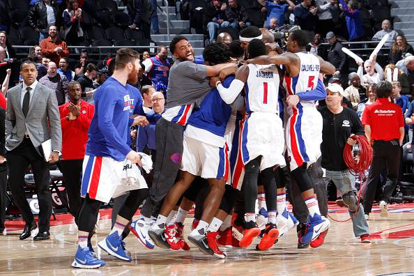 I Detroit Pistons festeggiano una vittoria NBA