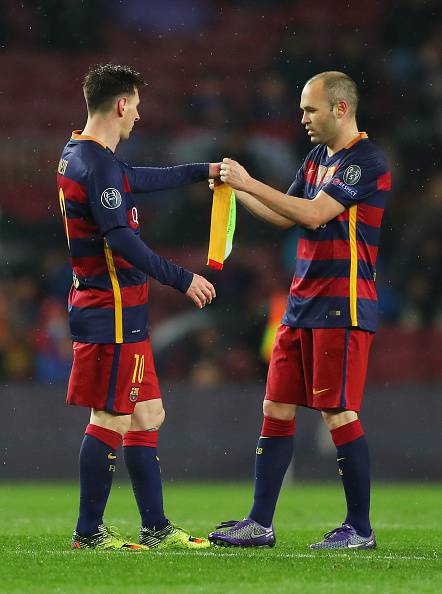 Iniesta consegna il testimone (fascia da capitano) a Messi