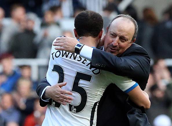 Andros Townsend e Rafa Benitez. Centrocampista e allenatore del Newcastle