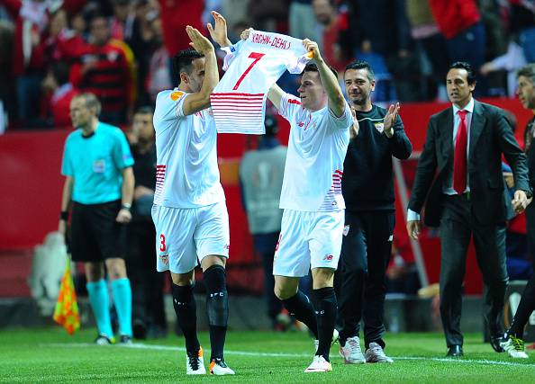 SEVILLE, SPAIN - MAY 05: Kevin Gameiro of Sevilla FC celebrates after scoring his team's second goal during the UEFA Europa League Semi Final second leg match between Sevilla and Shakhtar Donetsk at Estadio Ramon Sanchez-Pizjuan on May 05, 2016 in Seville, Spain. (Photo by David Ramos/Getty Images)
