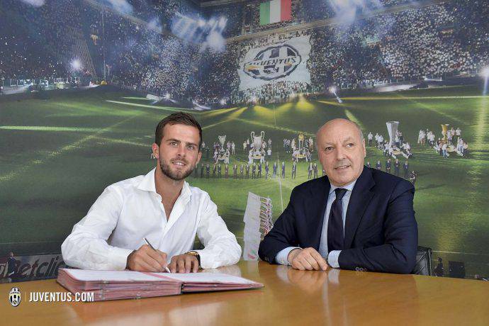 Miralem Pjanic firma con la Juventus