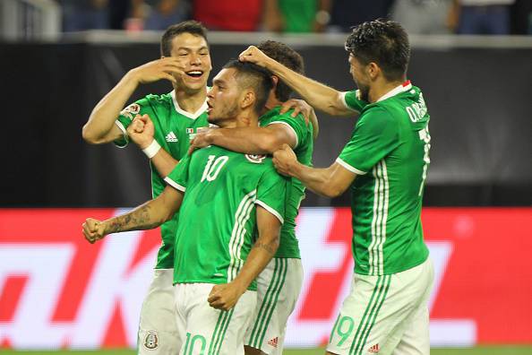 Il Messico festeggia il gol di Corona, che vale il primo posto del girone C di Copa America 