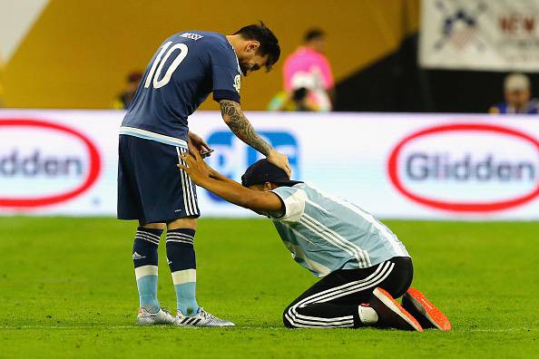 Curiosa scena dove un tifoso dell'Argentina entra in campo e si inchina a Lionel Messi 