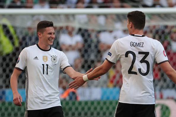 Julian Draxler e Mario Gomez festeggiano dopo una rete a Euro 2016