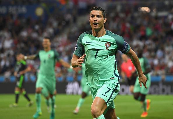 Cristiano Ronaldo esulta dopo il gol che vale la finale di Euro 2016 