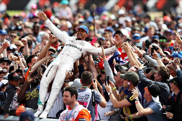 Lewis Hamilton, festeggia la vittoria numero 47 in Formula 1