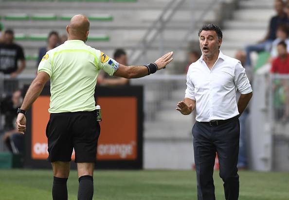 L'arbitro Bartolomeu Varela rimprovera il tecnico del Saint Etienne Christophe Galtier (getty images) SN.eu