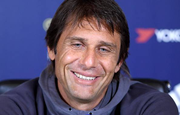Antonio Conte, allenatore del Chelsea, squadra capolista in Premier League