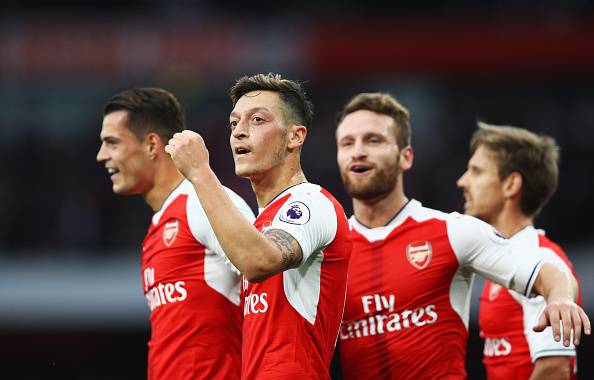 L'Arsenal festeggia un gol- E' primo in Premier League