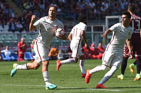 Il capitano della Roma Francesco Totti dopo il rigore trasformato (getty images) SN.eu