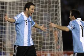 Argentine Gonzalo Higuain (L) celebrates
