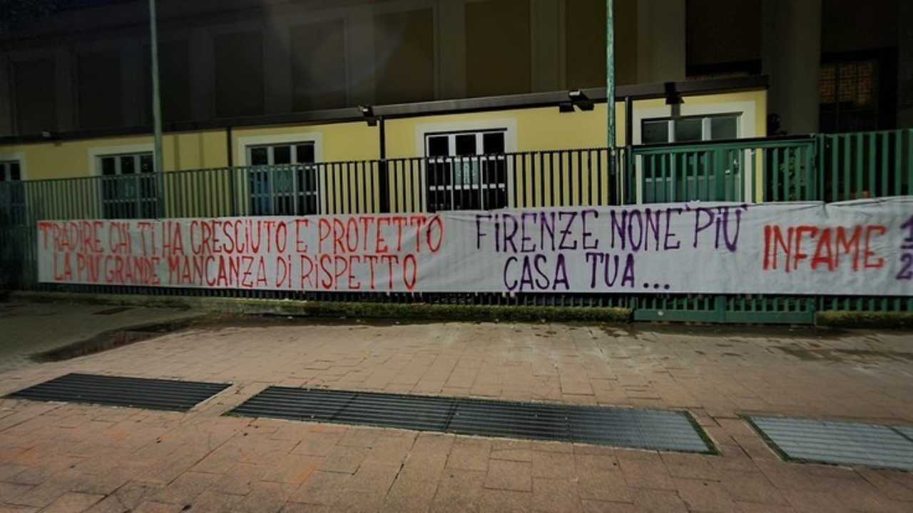 Federico Chiesa, striscione dei tifosi viola: ""Traditore, Firenze non è casa tua" | FOTO