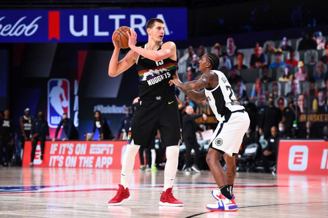 Nikola Jokic in azione contro i Clippers