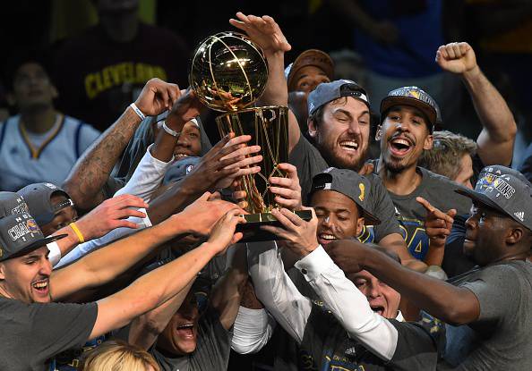 Golden State Warriors, con il trofeo di campioni NBA
