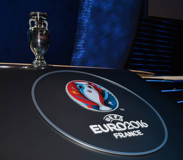 Euro 2016, il trofeo in bella mostra al sorteggio di Parigi