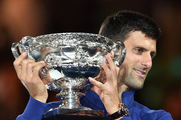Novak Djokovic solleva il trofeo dopo la vittoria del suo sesto Australian Open