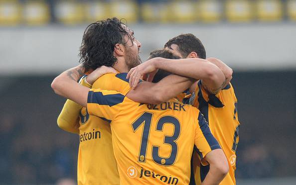 Luca Toni e altri giocatori dell'Hellas Verona festeggiano un gol