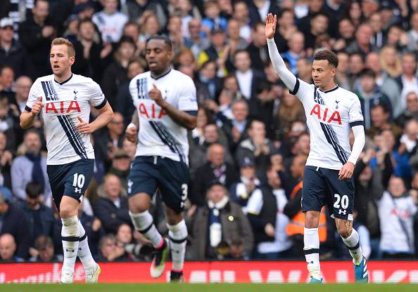 Il Tottenham festeggia il gol di Dele Alli (a destra) Premier League