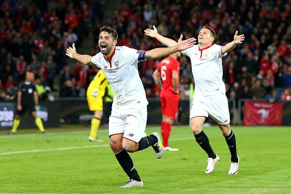 Coke, capitano del Siviglia, festeggia dopo un gol nella finale di Europa League