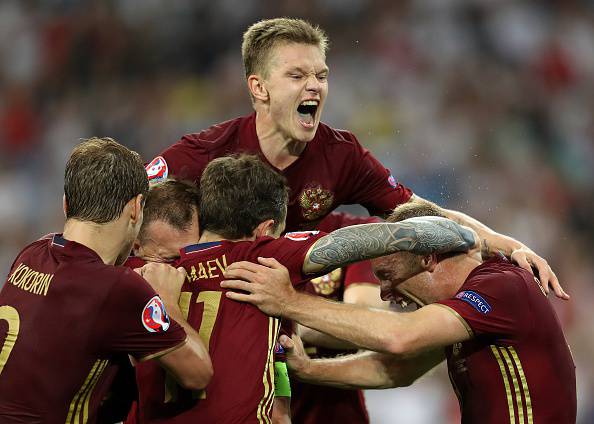 La Russia festeggia il gol contro l'Inghilterra nel primo match di Euro 2016