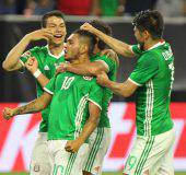 Il Messico festeggia il gol di Corona, che vale il primo posto del girone C di Copa America