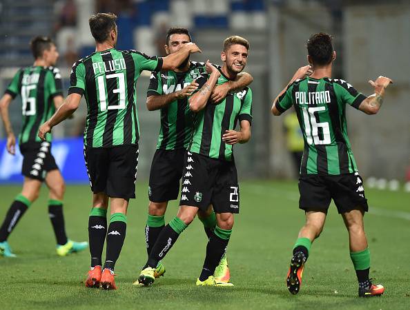 Domenico Berardi e il Sassuolo festeggiano dopo un gol nel preliminare di Europa League