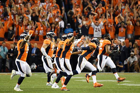 I Denver Broncos festeggiano la vittoria all'esordio della stagione NFL