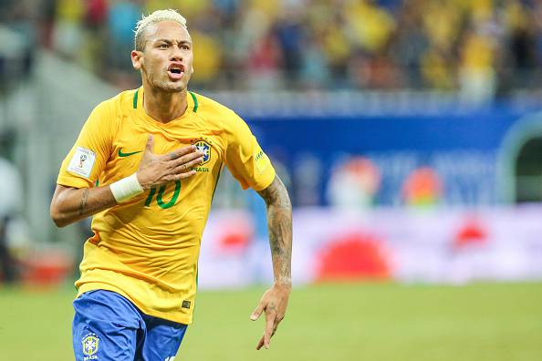Neymar, con la maglia del Brasile, festeggia un gol importante sulla strada per i Mondiali del 2018