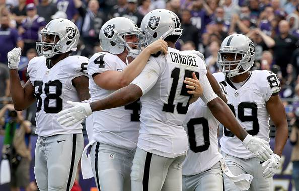 Michael Crabtree e gli Oakland Raiders festeggiano dopo un TD nella quarta giornata di NFL