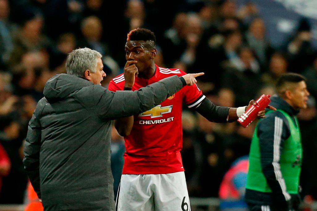 Jose Mourinho e Paul Pogba discutono in campo 