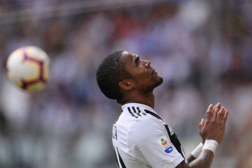 Douglas Costa sputo