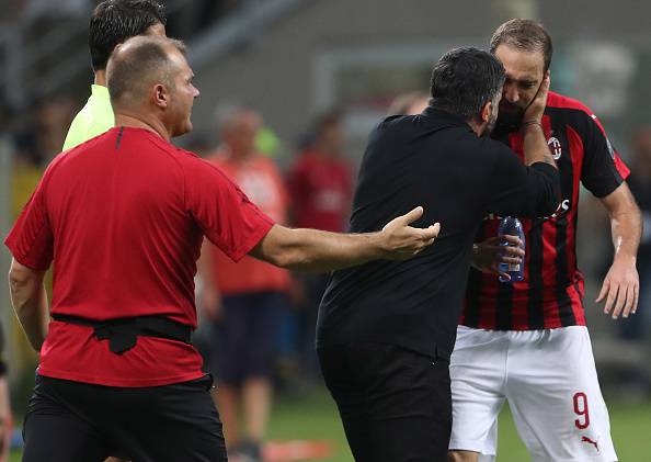 Gennaro Gattuso, tecnico del Milan, abbraccia Gonzalo Higuain