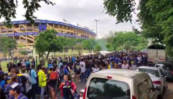 Attesa dei tifosi del Boca fuori dalla Bombonera