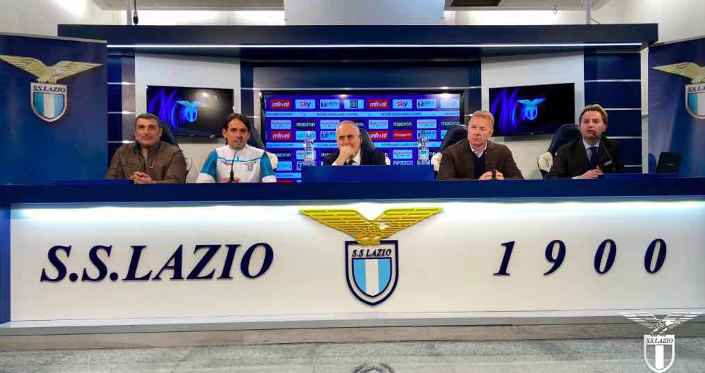 Claudio Lotito e lo stato maggiore della Lazio in conferenza stampa a Formello