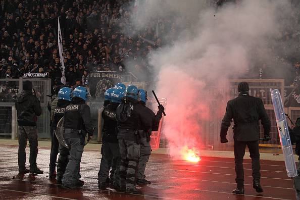 Scontri tra tifosi e polizia