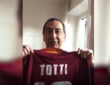 Giuseppe Sala mostra la maglia di Francesco Totti