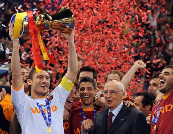 Totti alza al cielo la Coppa Italia 2008